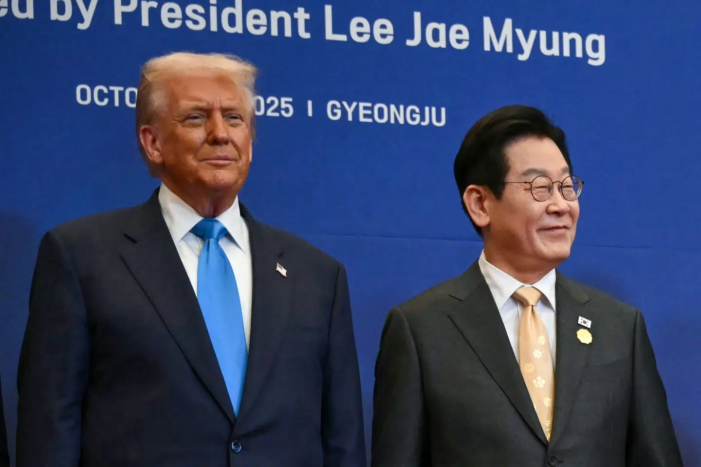 Den amerikanske præsident, Donald Trump, er på besøg i Sydkorea, hvor han er blevet enig med præsident Lee Jae-myung om detaljer i en handelsaftale.