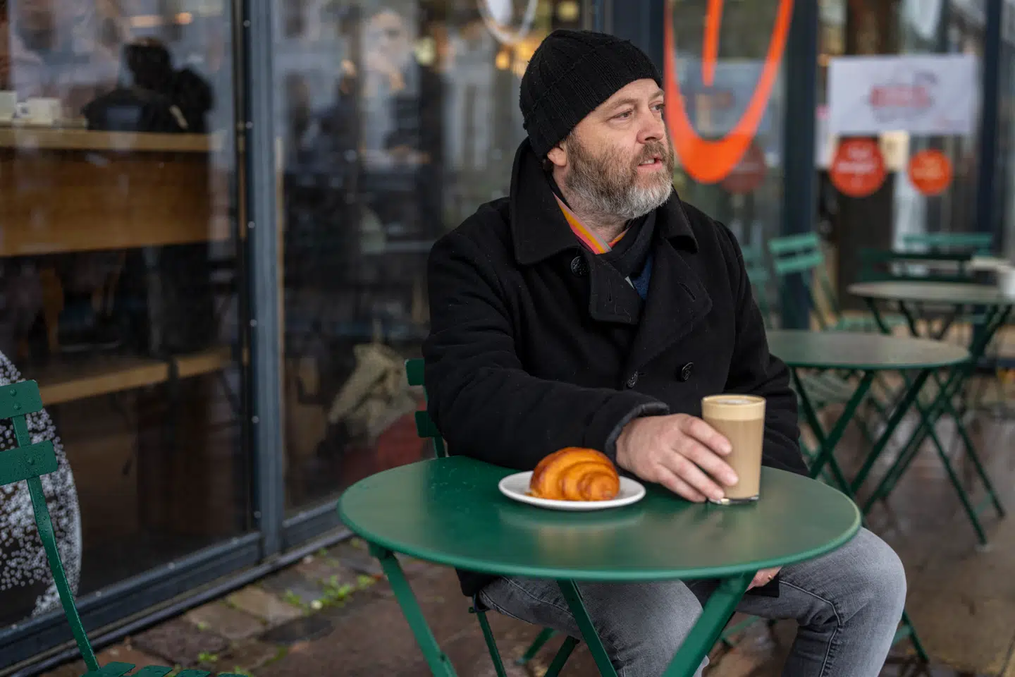 Der er opstået en ny køkultur foran nogle af byens bedste spisesteder – særligt de populære morgenmadssteder, skriver gastronomiredaktør Søren Jacobsen Damm, der her nyder en klassisk fransk morgenmad i Torvehallerne.