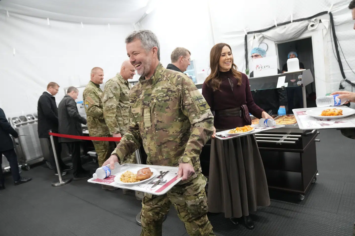 Kong Frederik og dronning Mary afsluttede onsdagens besøg i danske militærlejr Camp Valdemar i Adazi i Letland med en tur i kantinen.