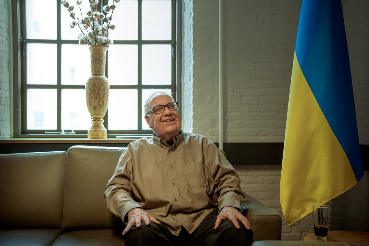 Howard Graham Buffet, der er søn af den legendariske investor og milliardær Warren Buffett, har de seneste tre år doneret mere end syv milliarder kroner til Ukraine. For hvis man tror, at det kun er Ukraines kamp, tager man fejl. »Lige nu har jeg det, som om vi er i slutningen af 1930erne og ser Anden Verdenskrig udfolde sig stille og roligt. Hvis ikke vi gør det rette, så kommer vi til at se Europa i en aktiv krig mod Rusland. Uanset om vi vil det eller ej,« siger han.