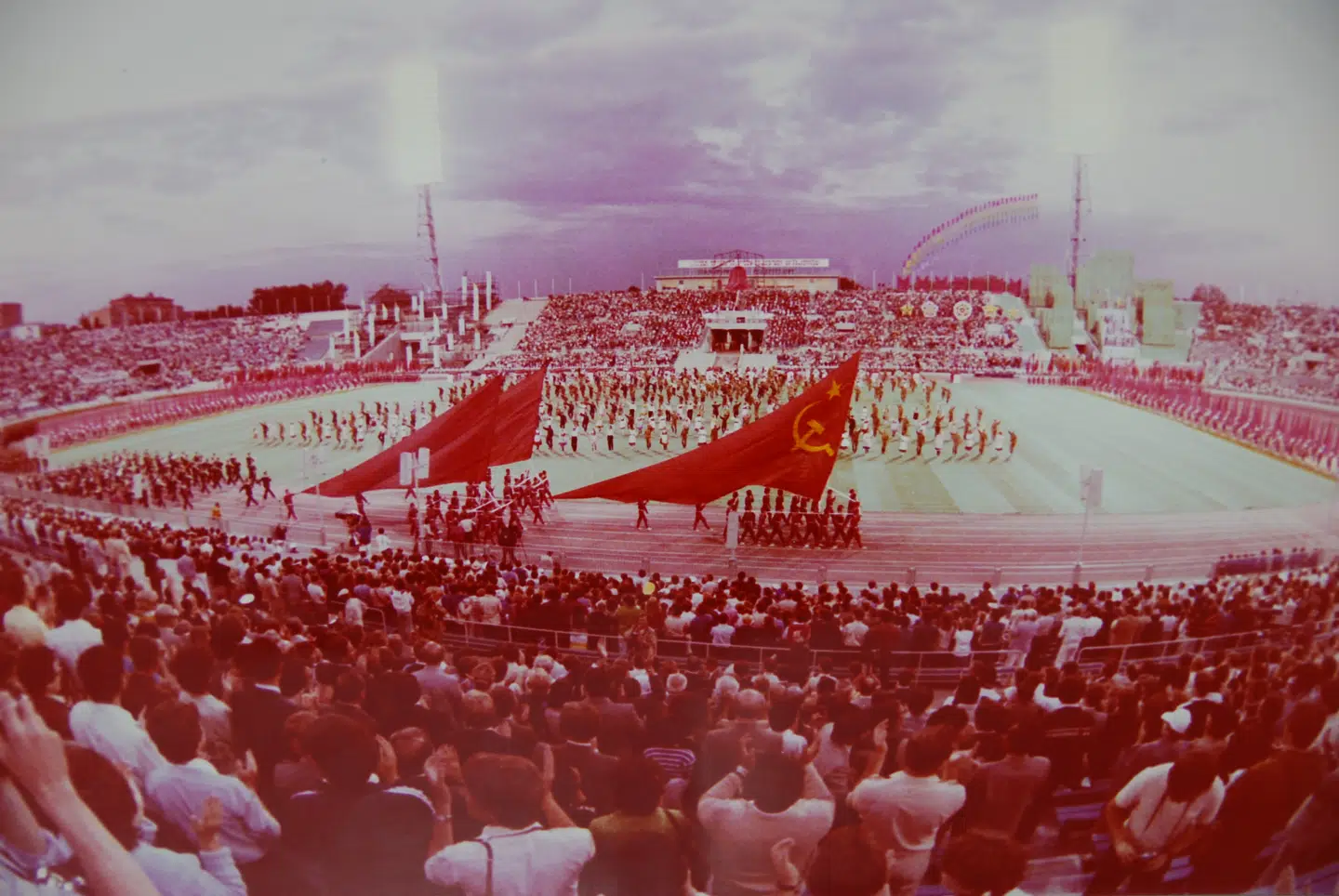 Her ses et foto fra Lenin Stadion under afholdelsen af den 12. udgave af Verdensfestivalen for Unge og Studenter i Moskva i 1985, hvor Enhedslistens Line Barfod deltog sammen med titusindvis af andre.