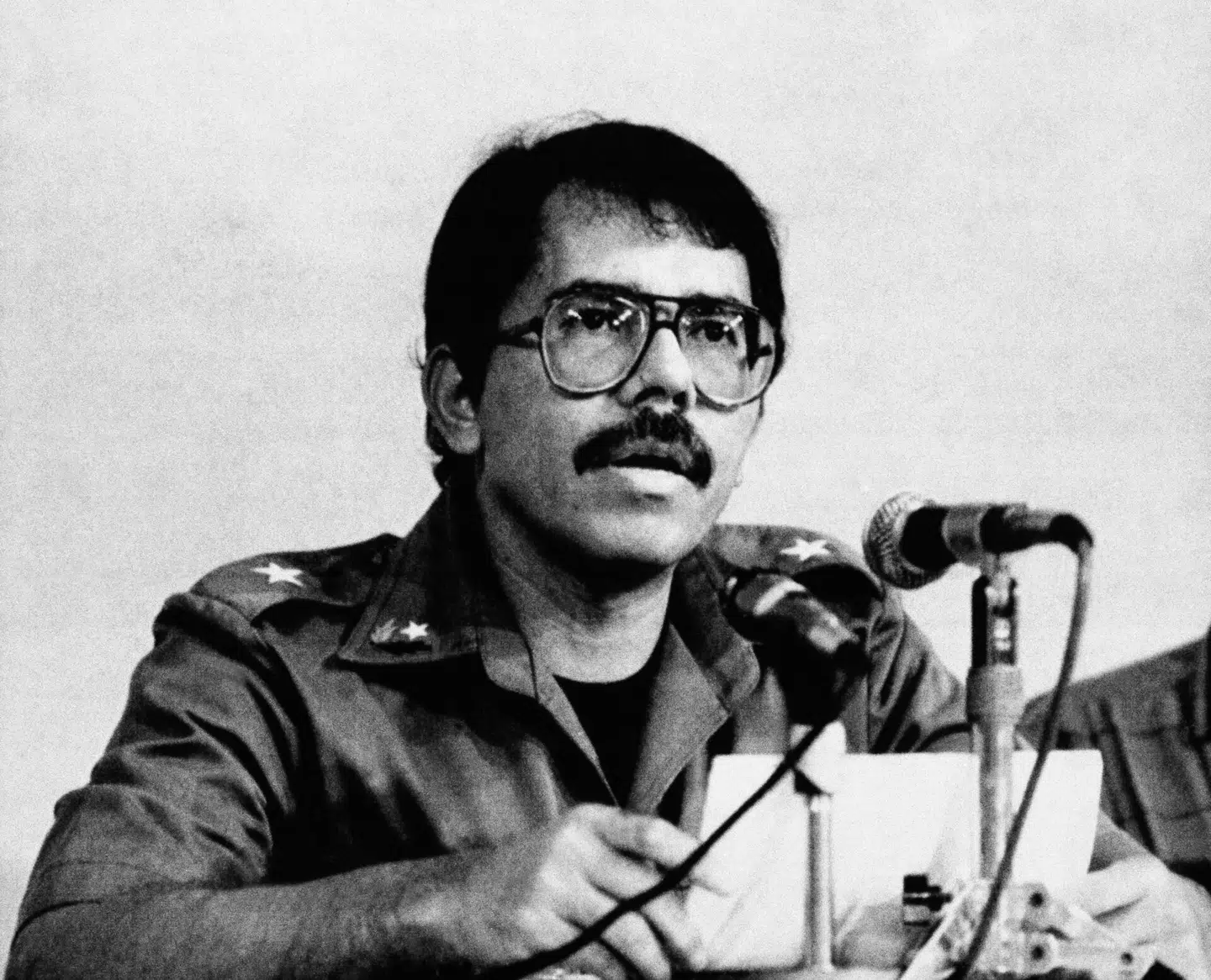 Her ses Daniel Ortega under en tale i 1985, hvor han som præsident suspenderer borgerrettighederne – herunder forsamlingsfriheden, ytringsfriheden og privatlivsbeskyttelsen – i Nicaragua. I talen lød det, at rettighederne først ville blive genindført, når angrebene mod hans sandinistregering ophørte.