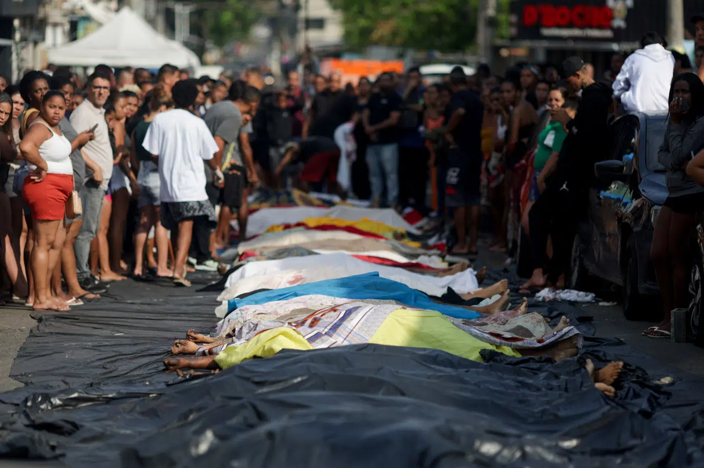 Ligene fra personer, der er blevet dræbt under en politiaktion i Rio de Janeiro i Brasilien tirsdag.