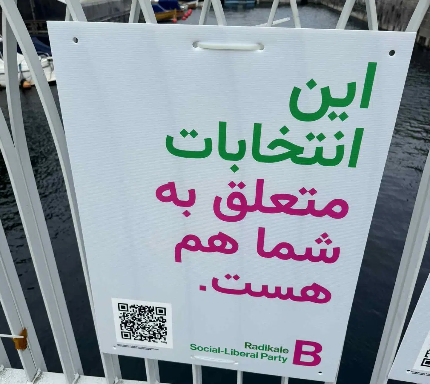 Her ses en af Radikale Venstres valgplakater - på persisk.