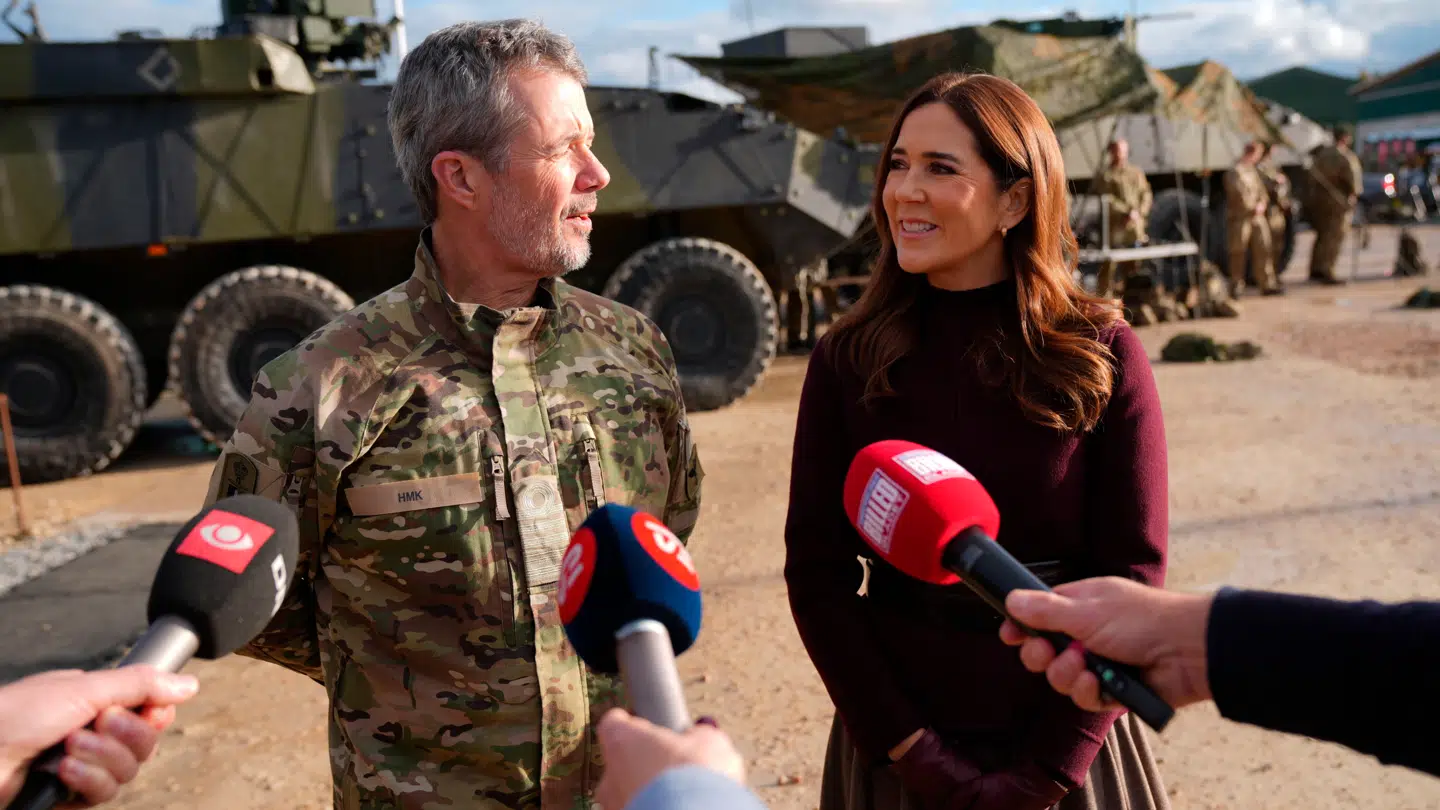 Kong Frederik og dronning Mary besøgte onsdag middag den danske militærlejr Camp Valdemar i Adazi i Letland, hvor de blandt andet spiste frokost med de udstationerede danske soldater – og besigtigede militært køretøj, hvorinde der ventede dem en sød overraskelse.