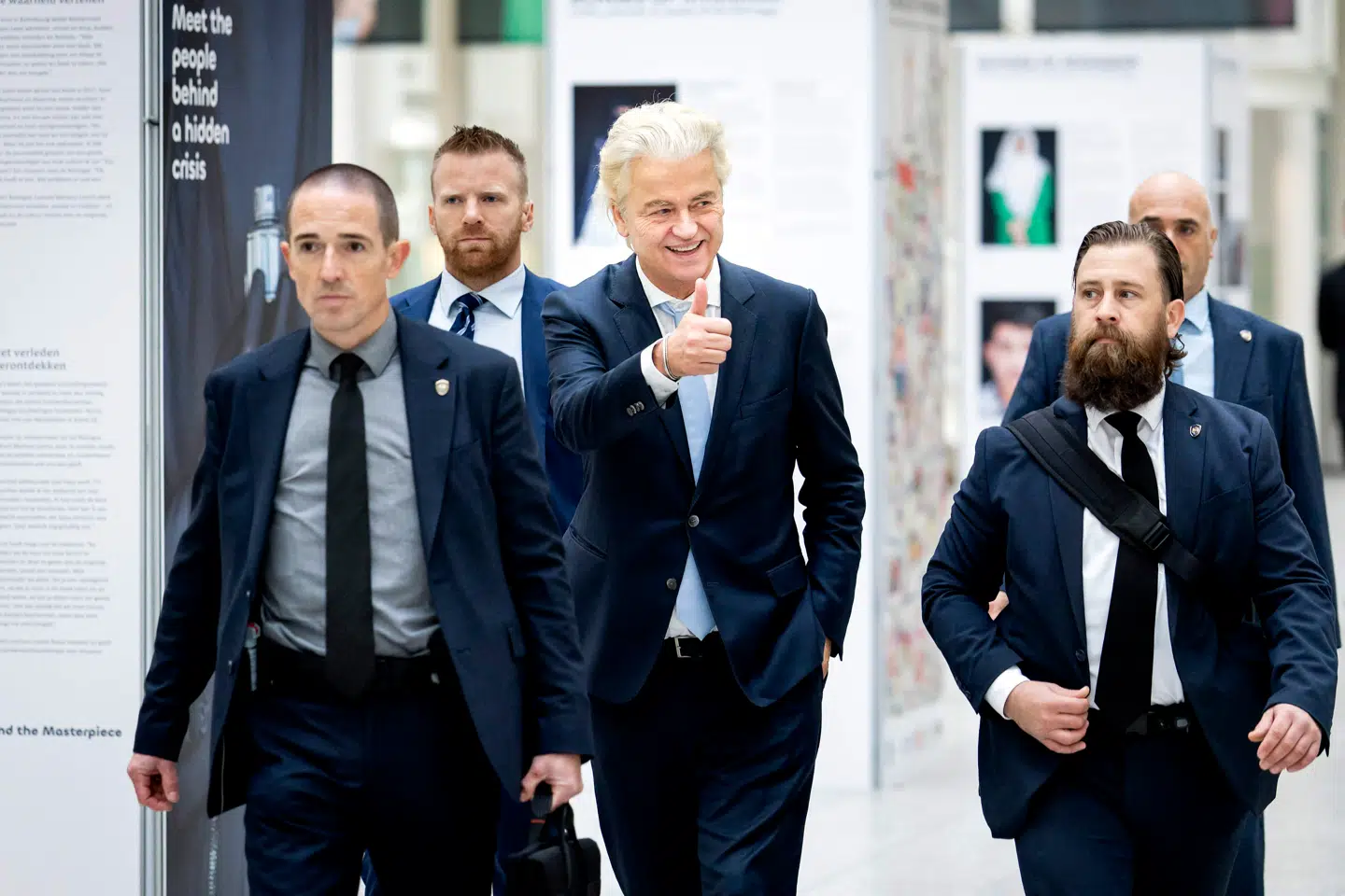 De foreløbige resultater viser, at flere hollandske partier ligger utrolig tæt. Det er dårlig nyt for Geert Wilders, som har brug for mange stemmer, hvis han skal få reel indflydelse.