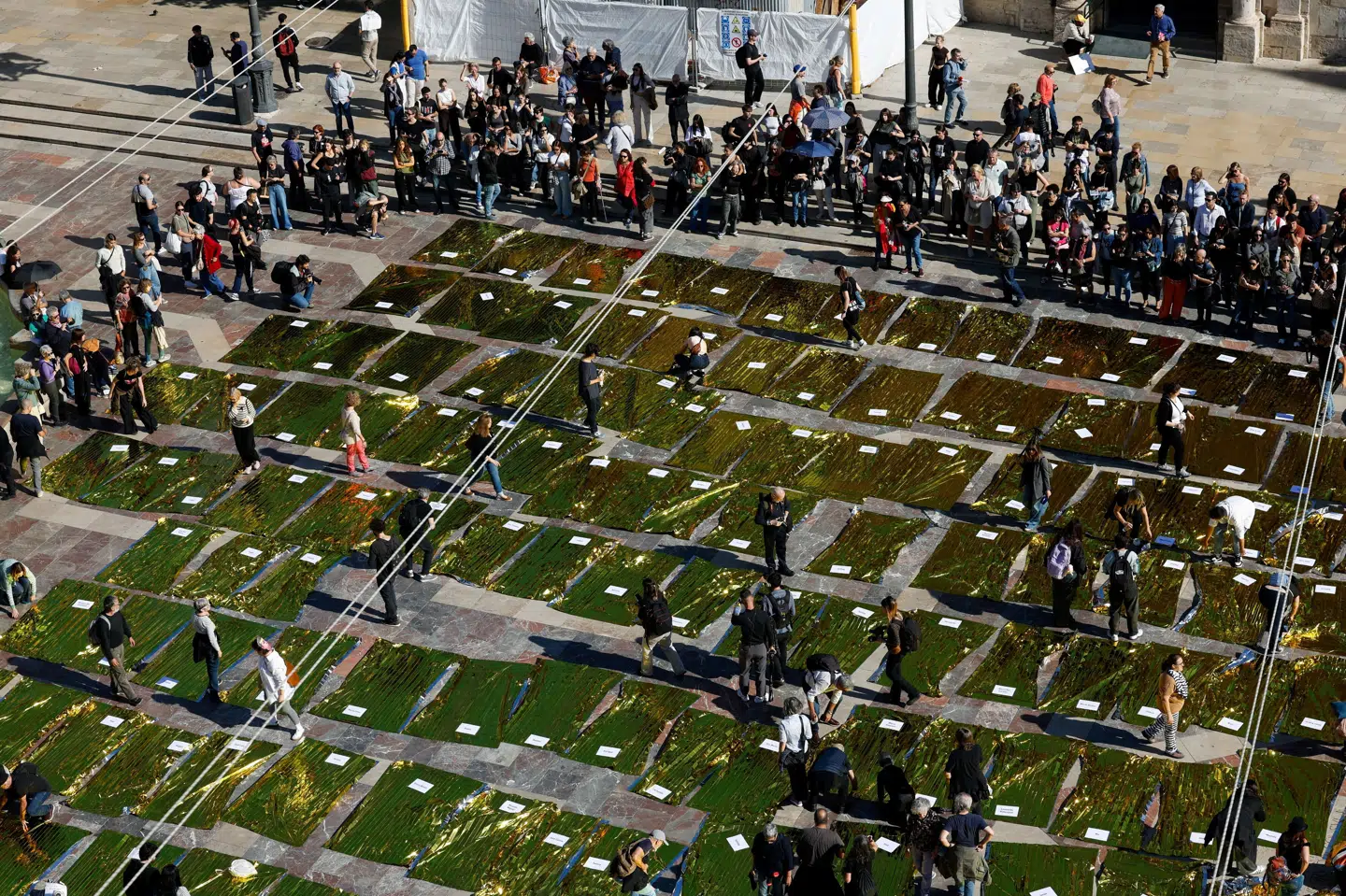 Borgere har lagt termotæpper i Valencia til minde om de 237 personer, der sidste år mistede livet i dødelige oversvømmelser i regionen.