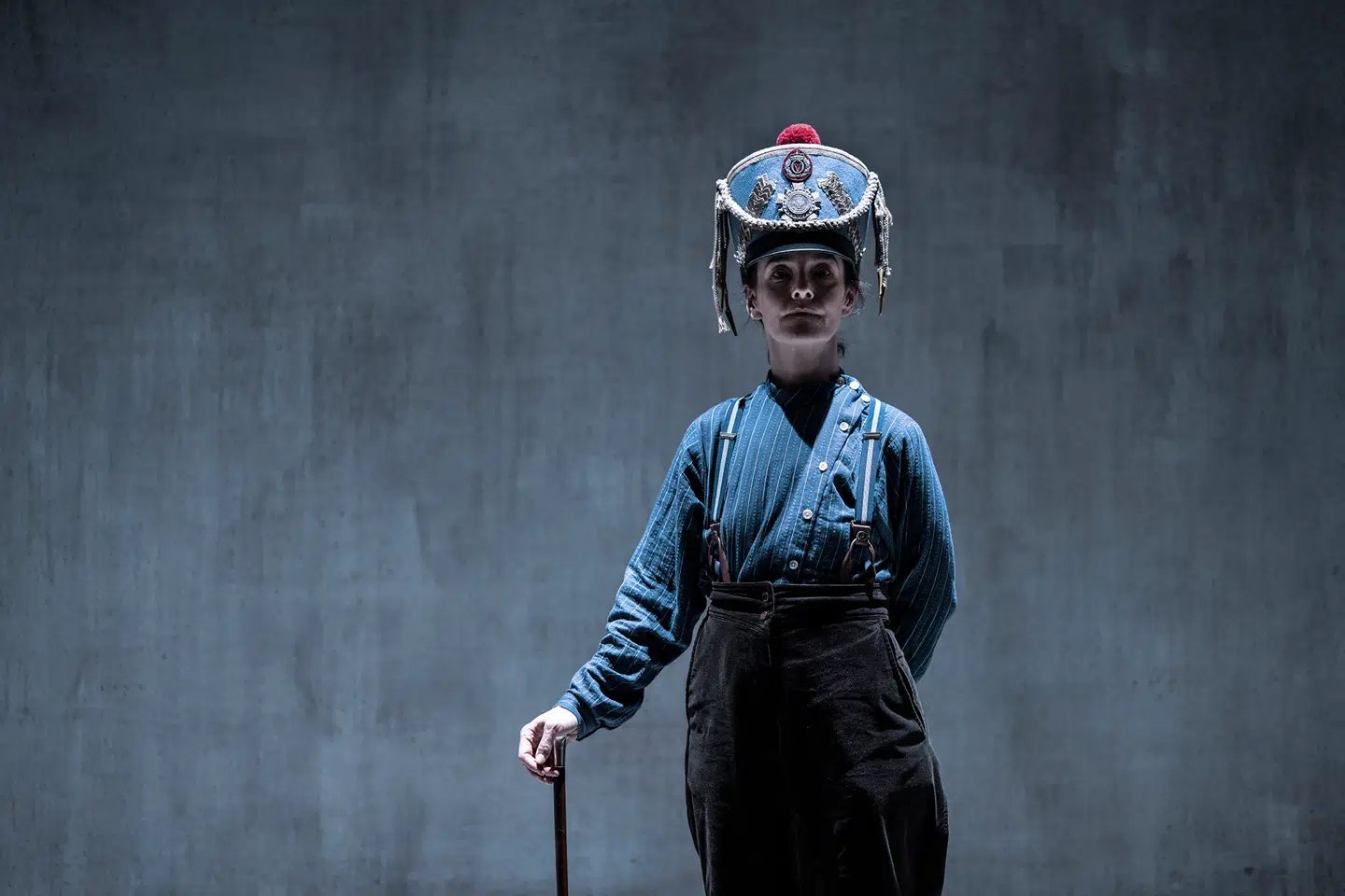 I forestillingen 'Kejseren af Portugalien' fremfører skuespiller Maria Rossing en monolog som alle landsbyens borgere, efter fattigbonden Jan er blevet skør ved savnet til sin datter. Foto: Camilla Winther / Betty Nansen Teatret / PR