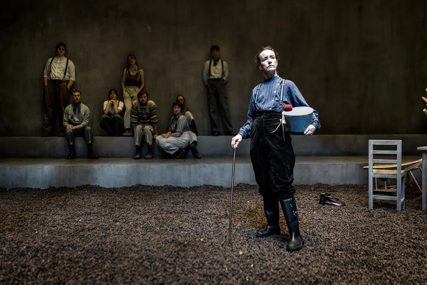 I forestillingen 'Kejseren af Portugalien' fremfører skuespiller Maria Rossing en monolog som alle landsbyens borgere, efter fattigbonden Jan er blevet skør ved savnet til sin datter. Foto: Camilla Winther / Betty Nansen Teatret / PR