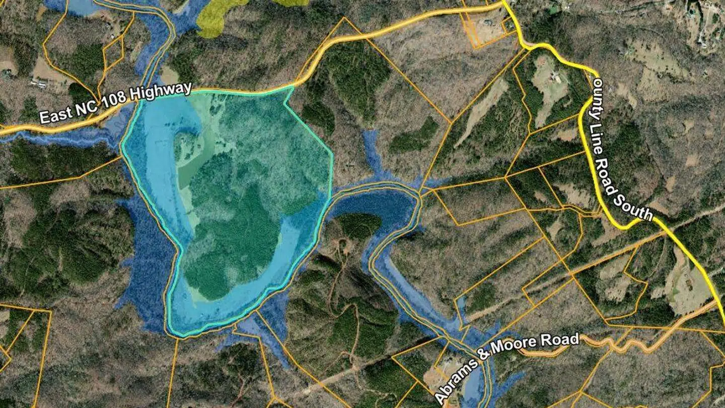 Det var på hans 91 hektar store grund i byen Charlotte, at topdirektøren Doug Lebdas hund hjalp med at finde hans lig, skriver Charlotte Observer.