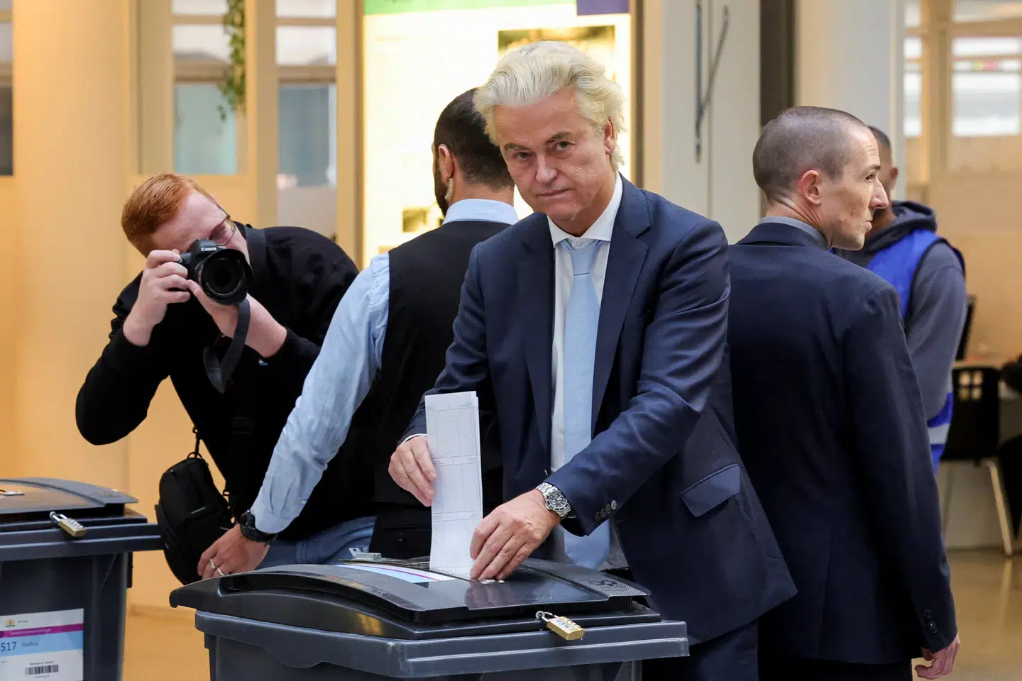 Den markante islamkritiker Geert Wilders har i to årtier kæmpet for at få sin politik ind i regeringskontorerne. Det lykkedes sidste år, da hans parti fik indflydelse, men uden selv at levere ministre. Han har denne gang ført en roligere valgkamp.