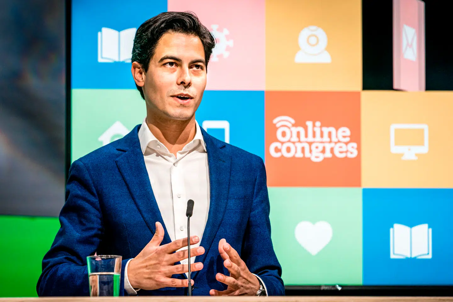 Rob Jetten fra det liberale parti D66 har i slutspurten overhalet det traditionelt store liberale parti VVD indenom. Den 38-årige tidligere hollandske minister har ført en stærk valgkamp og givet sit parti ny energi med en optimistisk, proeuropæisk linje.