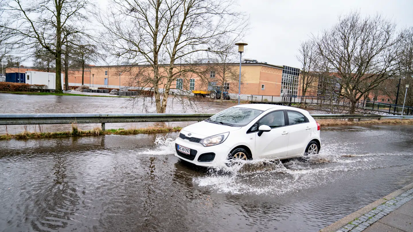 ARKIV. Den vagthavende meteorolog hos DMI minder om, at der vil være »gigantiske vandpytter« torsdag, når den seneste tids massive regnvejr endelig får ende til fordel for byger og kraftig vind.
