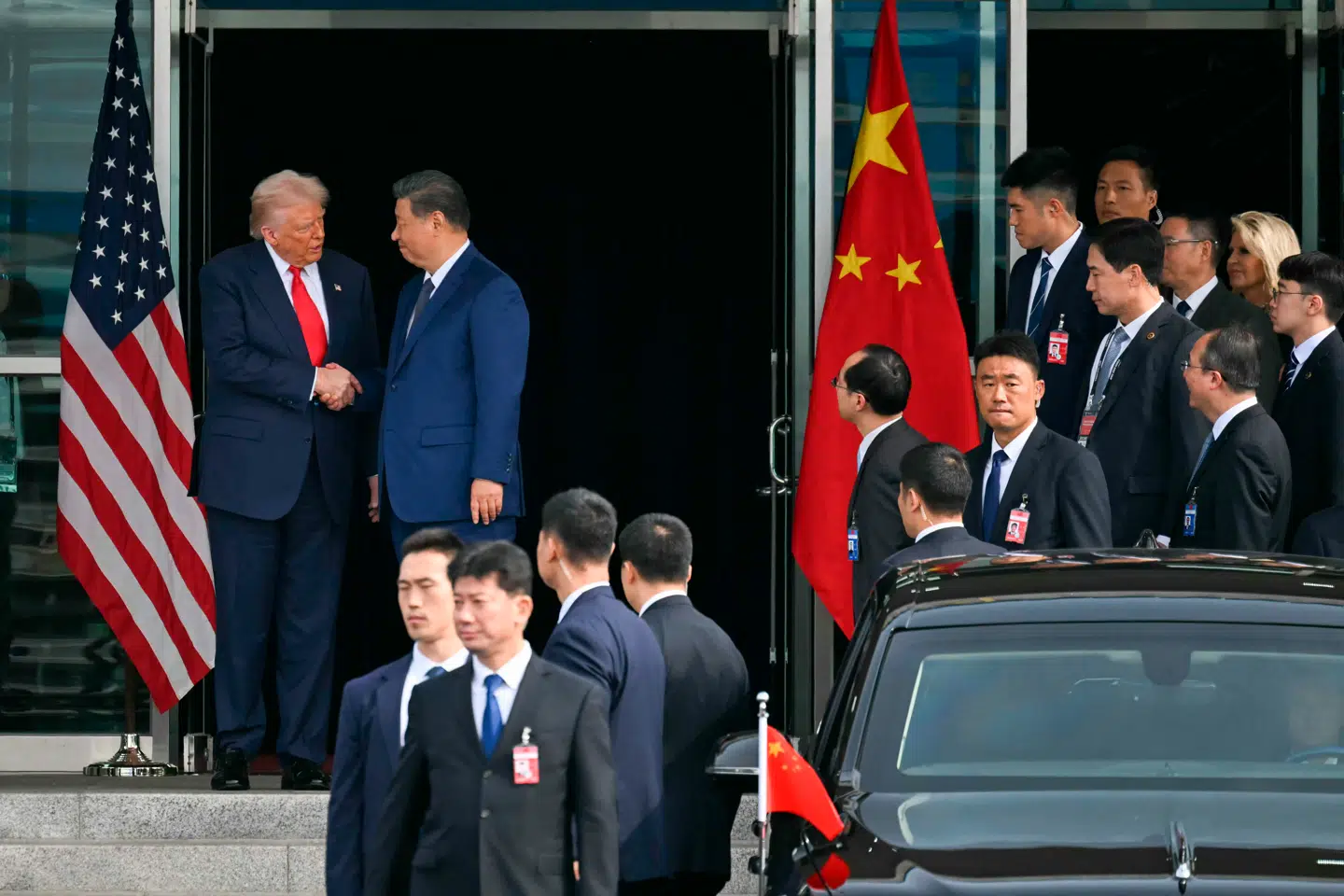 Her ses Donald Trump og Xi Jinping sige farvel til hinanden ved Gimhae Air Base i Sydkorea efter mødet.