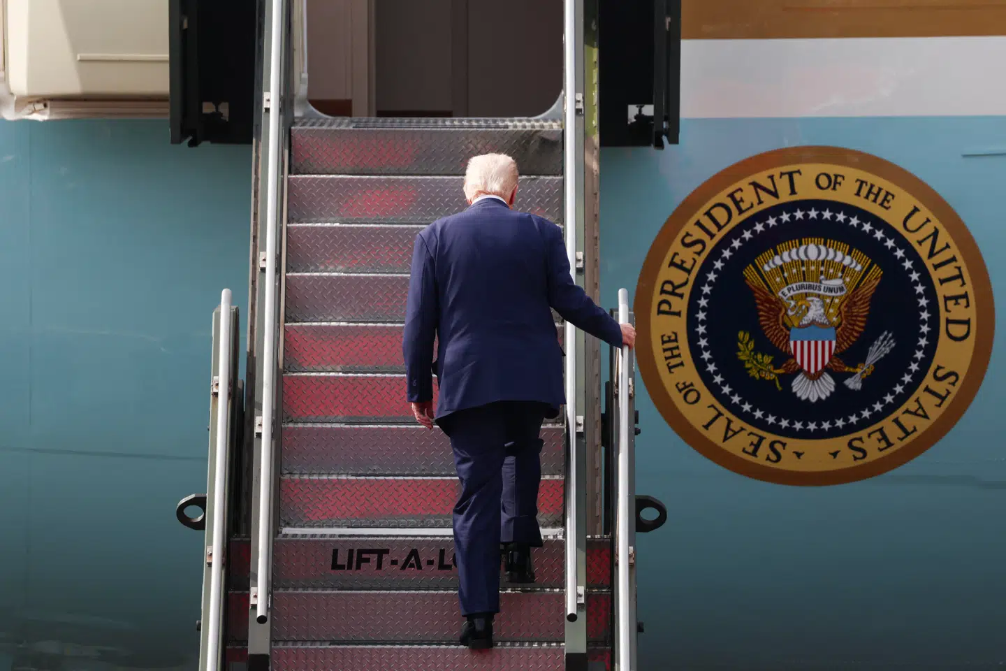 Donald Trump ses her stige ombord på Air Force One efter mødet med Xi Jinping.