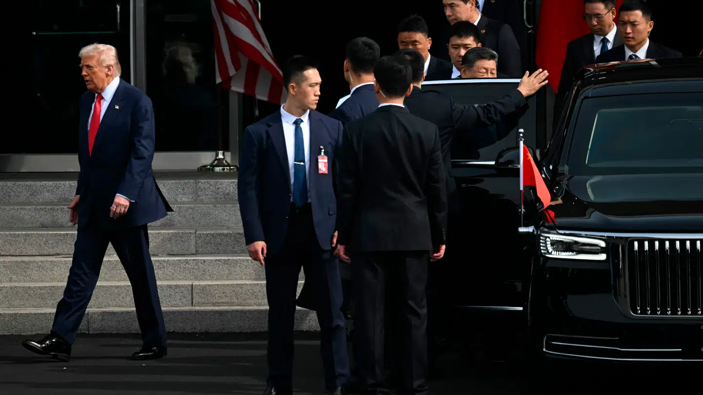 Her ses den amerikanske præsident, Donald Trump, forlade mødet med den kinesiske præsident, Xi Jinping, natten til torsdag dansk tid.