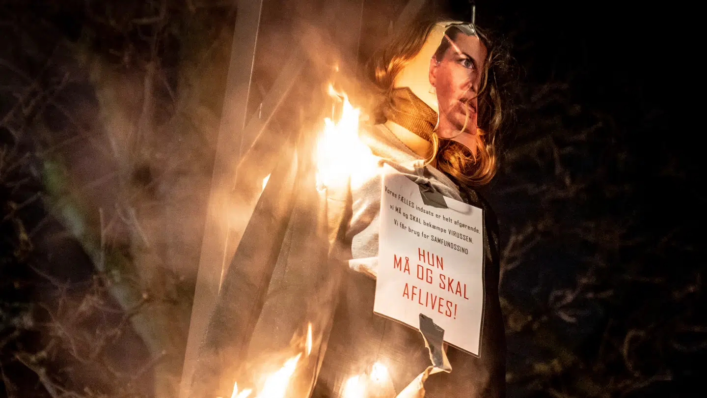 Det er denne dukke, der forestillende statsminister Mette Frederiksen (S) og blev hængt op under en Men In Black-demonstration i januar 2021, en byrådskandidat er blevet dømt for at dele et billede af med en truende tekst på det sociale medie X.