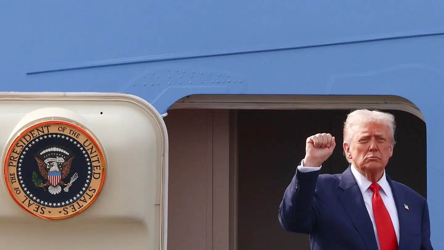 Den amerikanske præsident, Donald Trump, ses her stige ombord på Air Force One efter mødet med Xi Jinping.