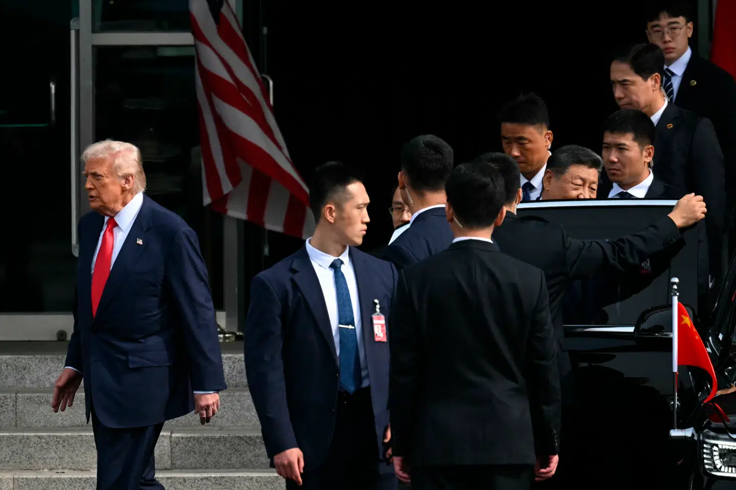 Donald Trump og Xi Jinping ses her skilles efter deres møde, der blev afholdt i sydkoreanske Busan natten til torsdag dansk tid.
