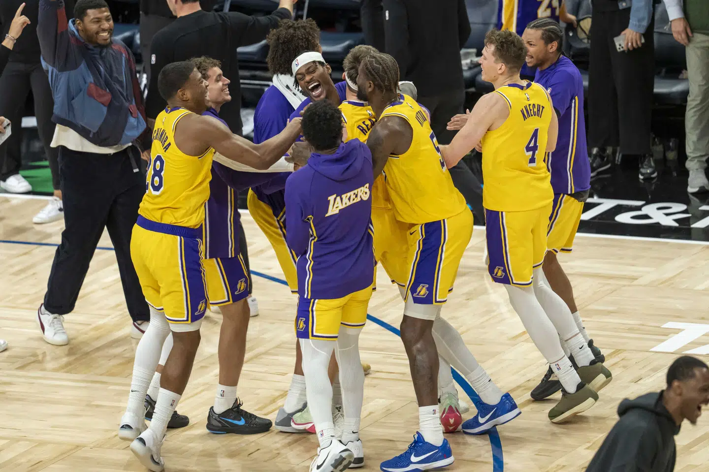 Der var stor jubel blandt Los Angeles Lakers-spillerne efter den knebne sejr over Minnesota Timberwolves.