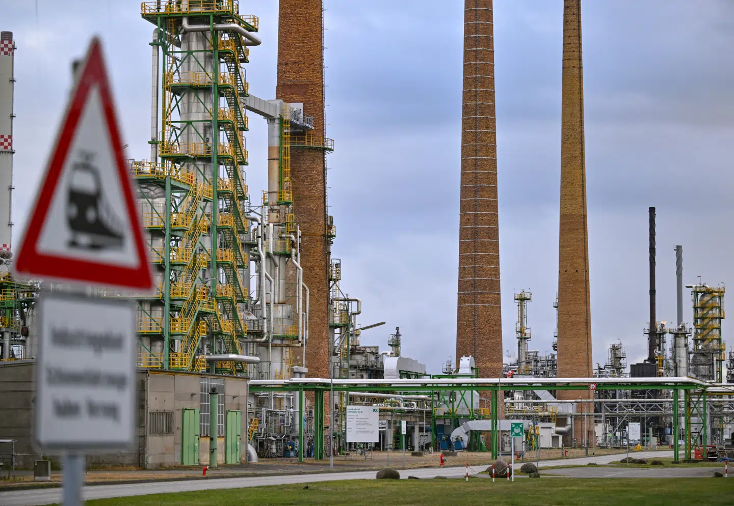 Det russiskejede raffinaderi i Schwedt i Uckermark-regionen af det nordøstlige Brandenburg leverer størstedelen af det brændstof, som bruges i det nordøstlige Tyskland. Dets største ejere er to datterselskaber til den statslige, russiske oliegigant Rosneft.