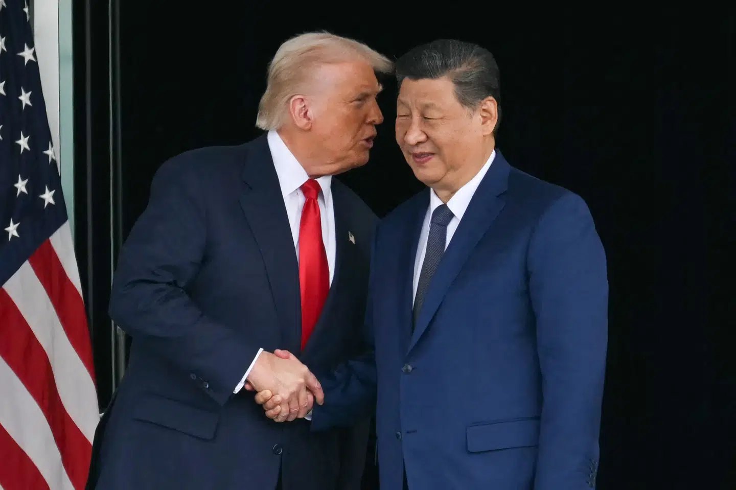 Donald Trump og Xi Jinping giver hinanden hånden efter mødet i Sydkorea natten til torsdag dansk tid.