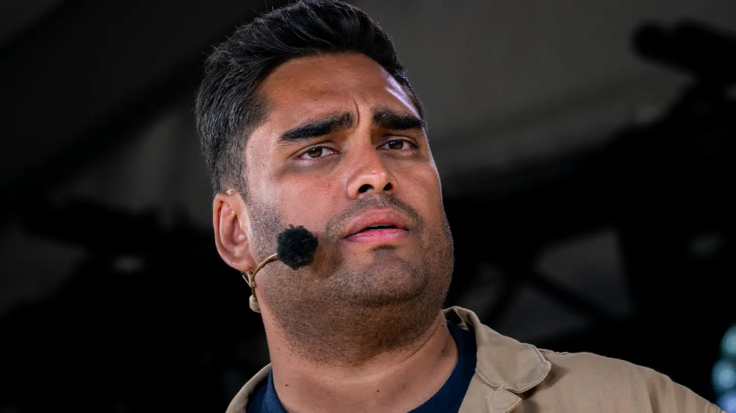 Politisk leder for Frie Grønne, Sikandar Siddique, befinder sig i et stormvejr på grund af sine plakater.