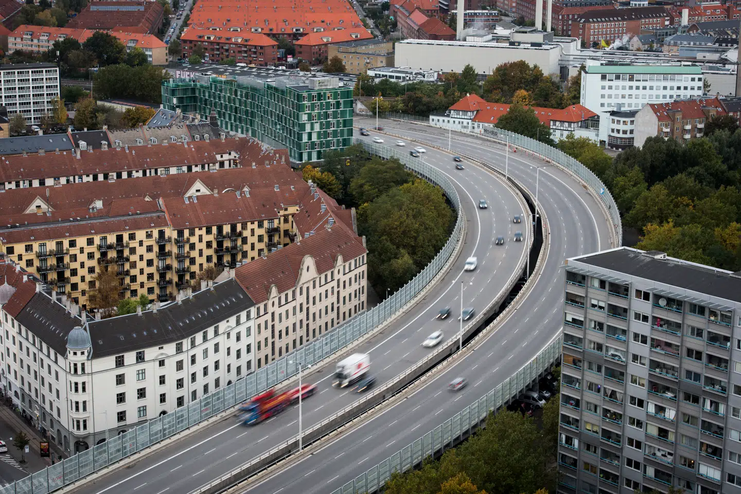 Bispeengbuen blev bygget i 1972 og sidenhen har det vist sig, at lejlighederne, der er tættest på, både bliver generet af støj og luftforurening.