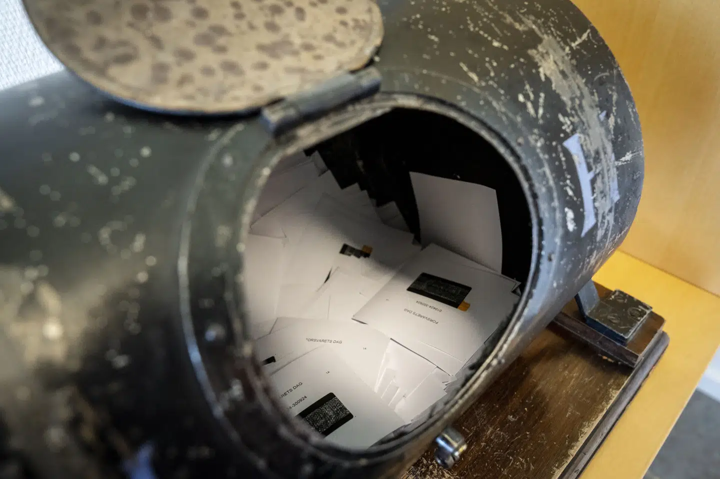 Her er tromlen, hvorfra der trækkes nummer under Forsvarets Dag, fotograferet i 2024. (Arkivfoto).