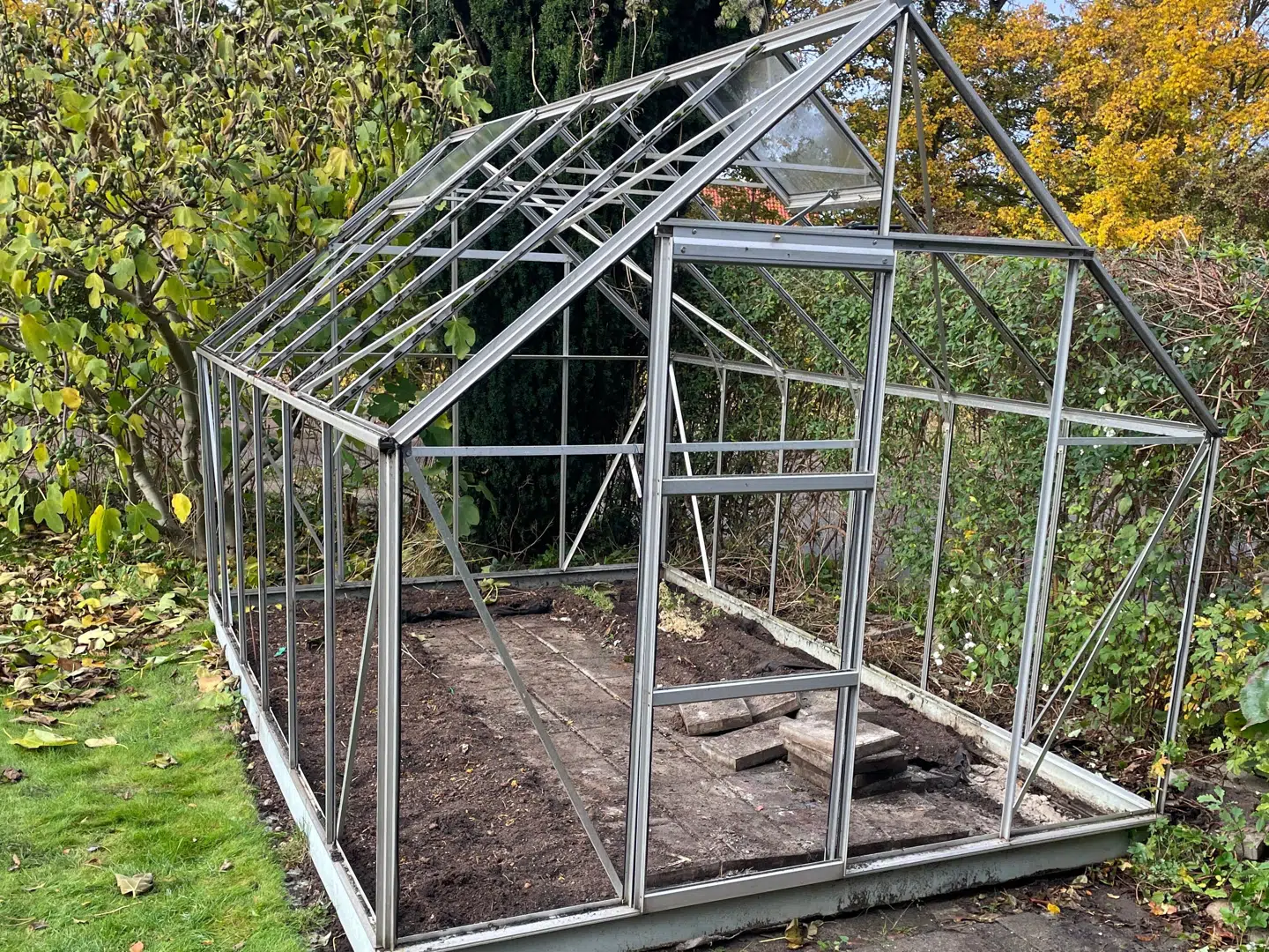 Sådan ser drivhuset ud nu. Andreas Søndergaard har taget ruderne ud.