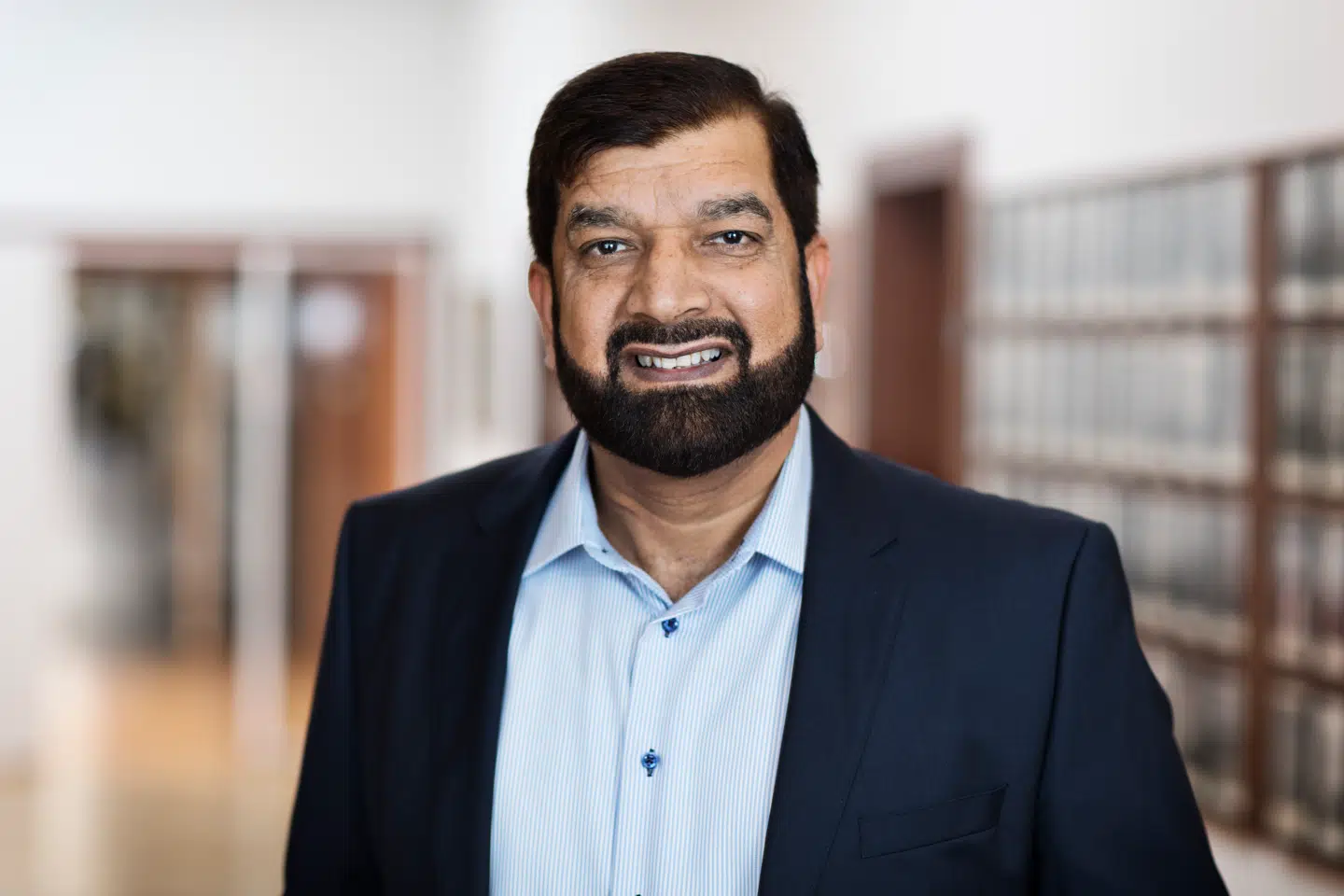 Aejaz Bukhari (S) anerkender dog, at personer med pakistansk baggrund har nemmere ved at få adgang til ham, fordi de kender ham.