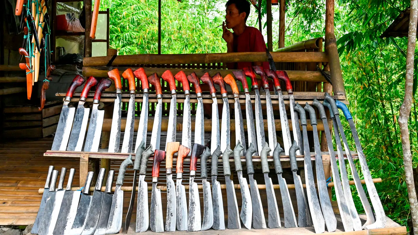 Macheter som disse findes ikke kun her i gadeboden i Bengkulu-provinsen i Indonesien, men har også nået vej til Storbritannien. (arkivfoto)