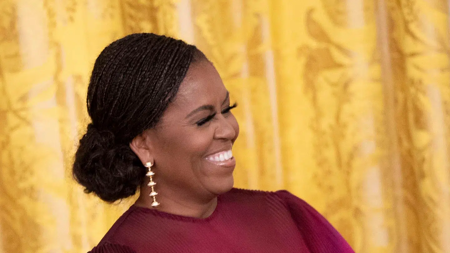 Da Michelle Obama i 2022 vendte tilbage til Det Hvide Hus til en officiel begivenhed tog hun revanche – og bar fletninger.