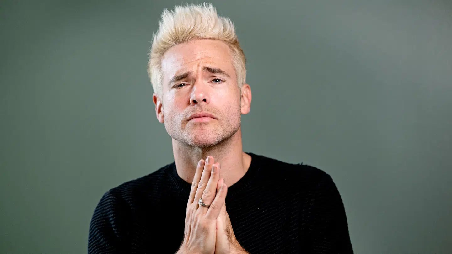 Silas Holst har instrueret sin første film. Den får blandede modtagelse hos anmelderne.