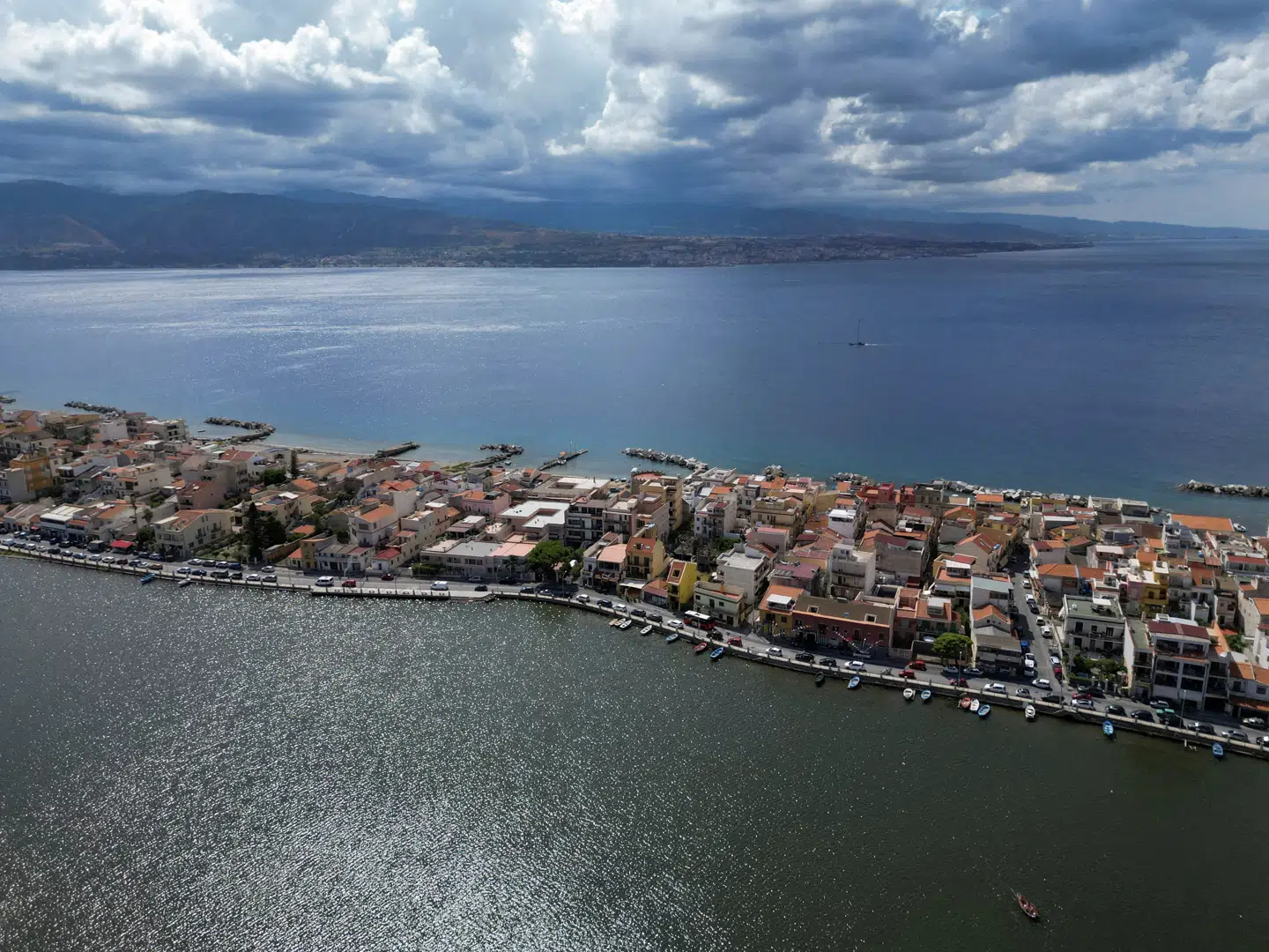 Det er her mellem den sicilianske kyst (i forgrunden) og Calabrien på det italienske fastland, at den 3,3 kilometer lange bro hen over Messinastrædet ifølge den italienske regering skal bygges. Nu har en domstol spændt ben for projektet.