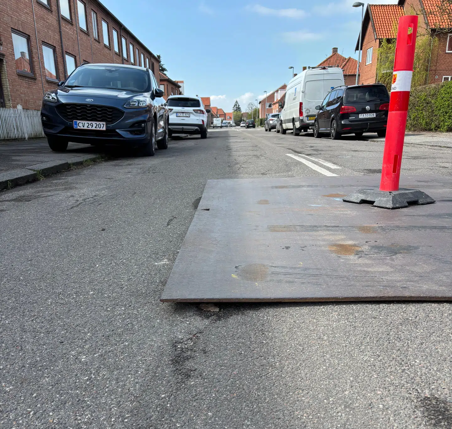 Her ses jernpladen efter ulykken. Politiet har målt gabet til fire centimeter.