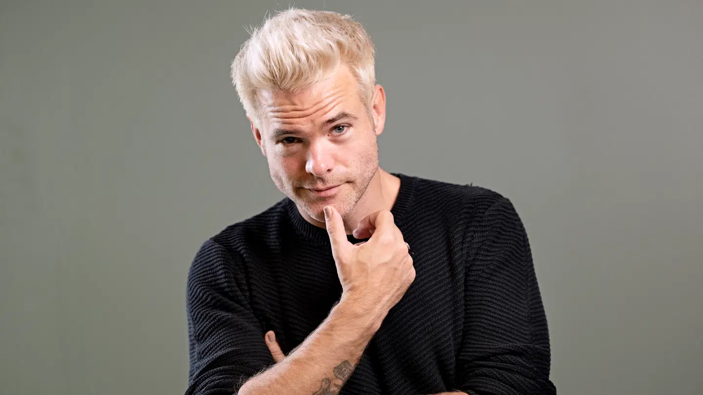 Silas Holst siger, at han er glad, selv om hans nye film har fået hård kritik af anmeldere.