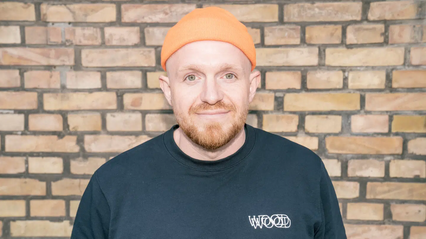 Casper Drømme har med sine 137.000 følgere på Instagram og 267.000 på TikTok spist sig vej gennem alt fra danske pølsevogne til udenlandske køkkener.