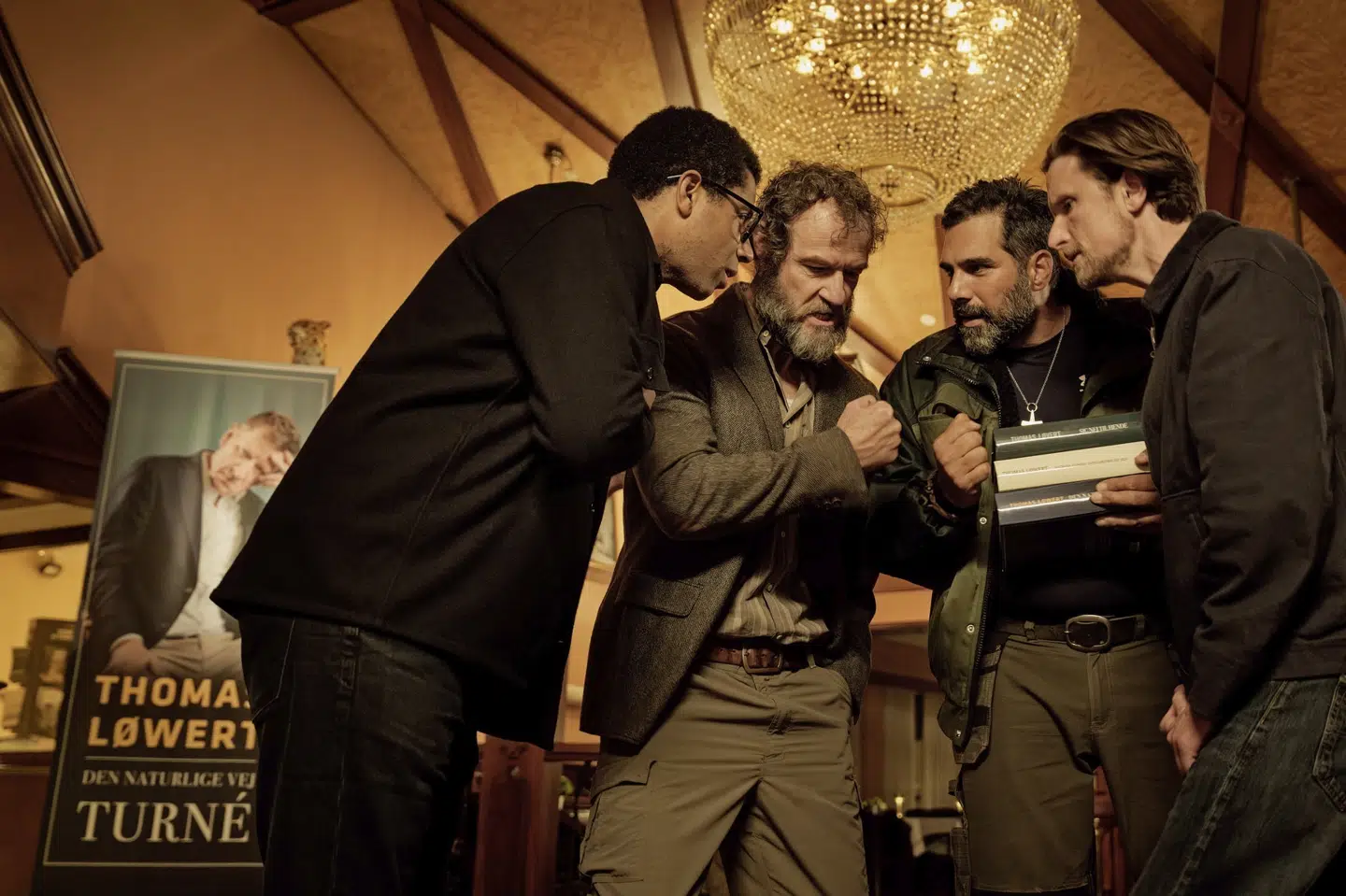 Skuespillerne Christopher Læssø, Anders Brink Madsen, Zaki Youssef og Mikkel Boe Følsgaard medvirker i komedien "Mand op", der har premiere i december 2025. (PR-foto).