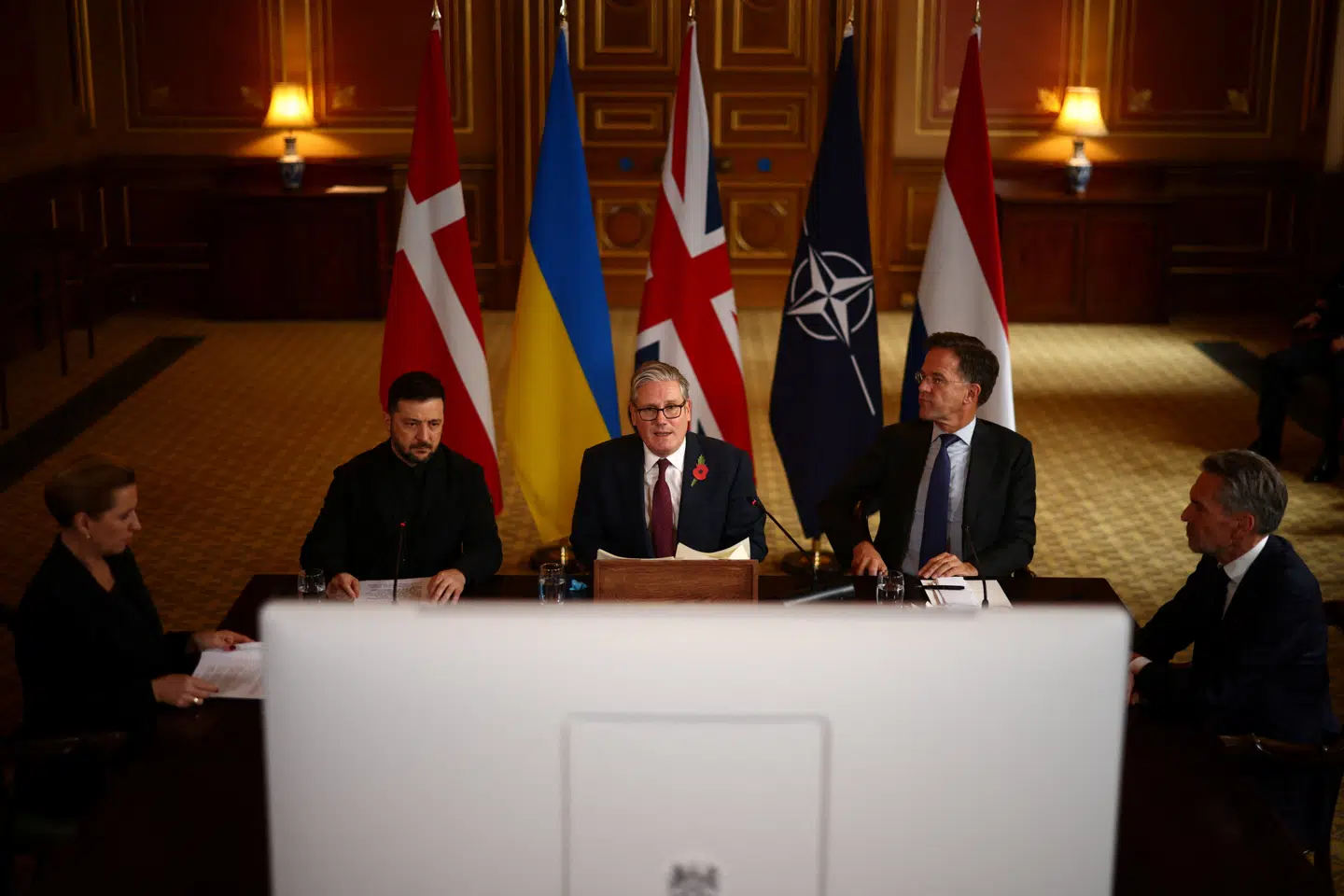 »At prioritere vores knappe ressourcer i kampen for en bedre verden og i kampen for vores egne interesser er ikke at kapitulere,« skriver forsker Arthur Krön i dette essay. På billedet ses europæiske ledere i form af Mette Frederiksen, Volodymyr Zelenskyj, Keir Starmer, Mark Rutte og Dick Schoof til et møde i den såkaldte »koalition af villige«. Foto: Henry Nicholls/Reuters/Ritzau Scanpix
