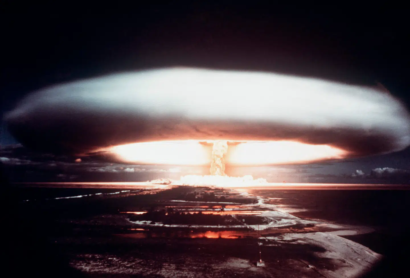 Hverken USA, Rusland eller Kina har gennemført atomprøvesprængninger siden begyndelsen af 1990erne. Nu puster en markant udmelding fra Trump til frygten for et nyt atomkapløb, siger to eksperter. Her ses en fransk atomprøvesprængning på øen Mururoa i Fransk Polynesien i 1971.