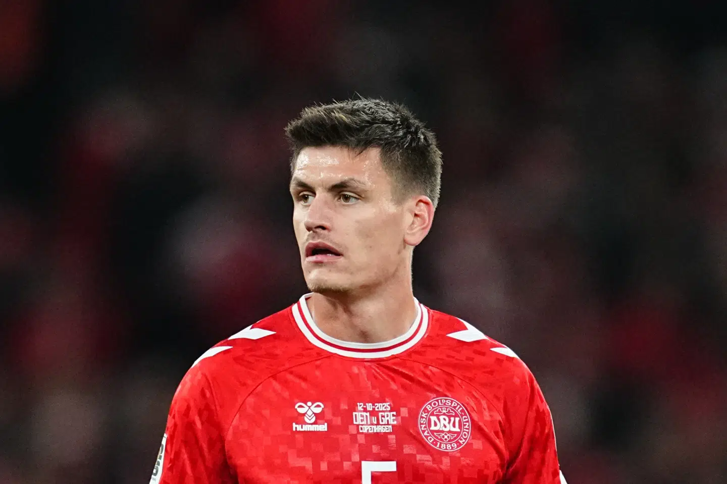 Joakim Mæhle har spillet fuld tid i tre af Danmarks fire VM-kvalifikationskampe i efteråret. Her ses han i Parken mod Grækenland 12. oktober. (Arkivfoto).