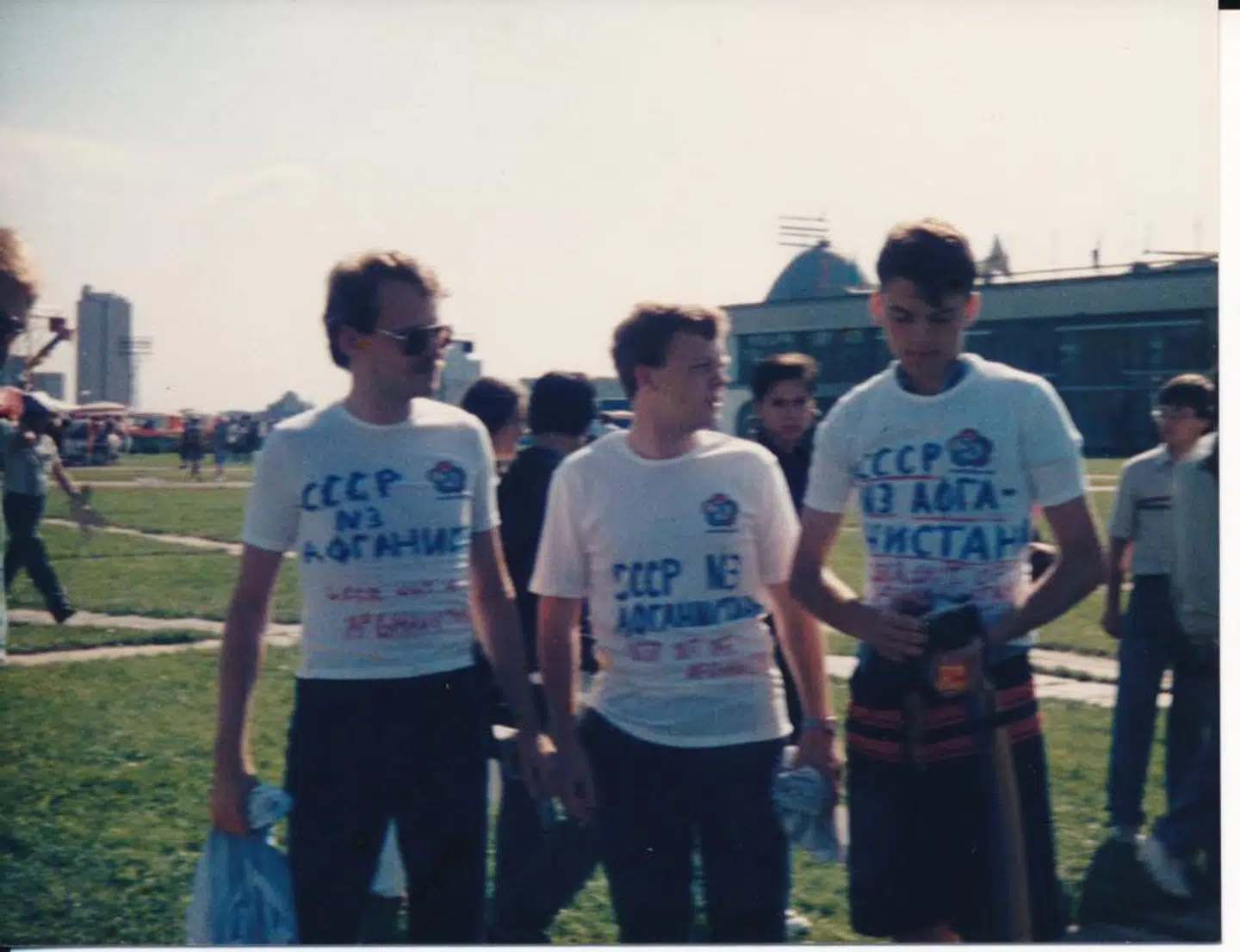 Her ses Jan E. Jørgensen (længst til højre) og Lars Løkke Rasmussen (i midten) iklædt protesttrøjer til pro-sovjetisk festival i Moskva i 1985.