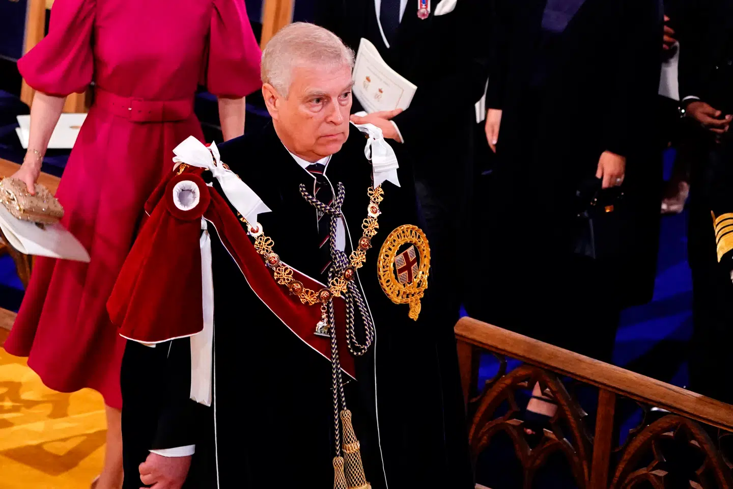 Prins Andrew – nu blot Andrew Mountbatten Windsor – deltog i kroningen af kong Charles i maj 2023, men nu har kong storebror frataget ham både prinsetitel og royal residens – men kommer fortsat til at understøtte sin udstødte lillebror.