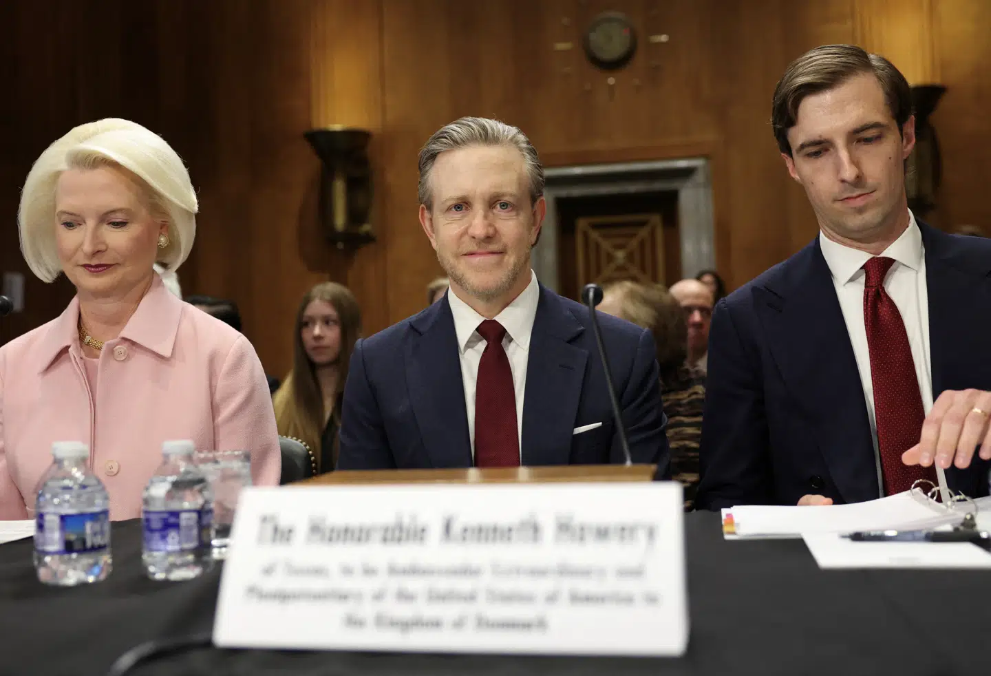 Den 49-årige, Kenneth Howery (i midten) blev sammen med en masse andre ambassadører godkendt af Senatet i én samlet afstemning, hvor 51 stemte for, mens 47 stemte imod. Nu er han ankommet til Danmark.