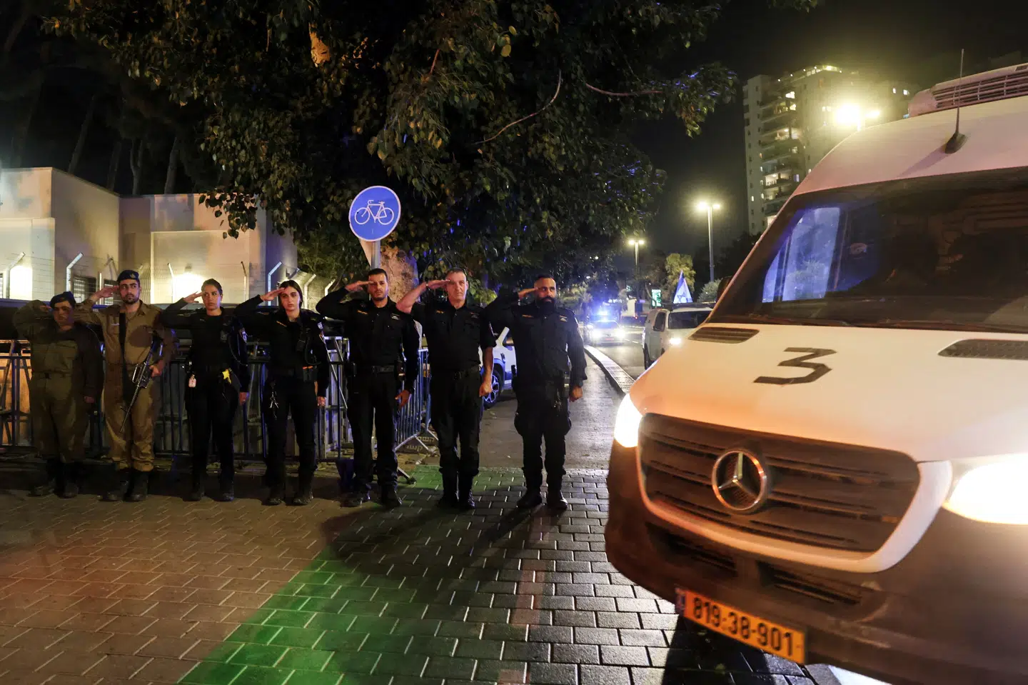 Billede fra torsdag i Tel Aviv hvor israelsk politi og soldater fra landets militær tager imod biler med ligene af gidsler fra Gaza.