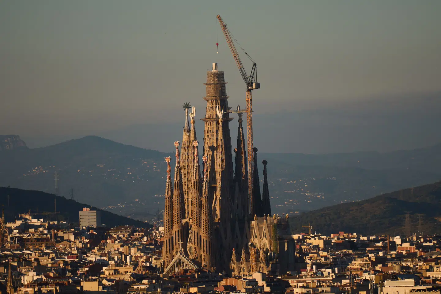 Sagrada Familia måler nu 162,91, efter at en kran torsdag løftede en del af det centrale tårn på plads. Når tårnet er færdigbygget, vil det måle 172,5 meter.