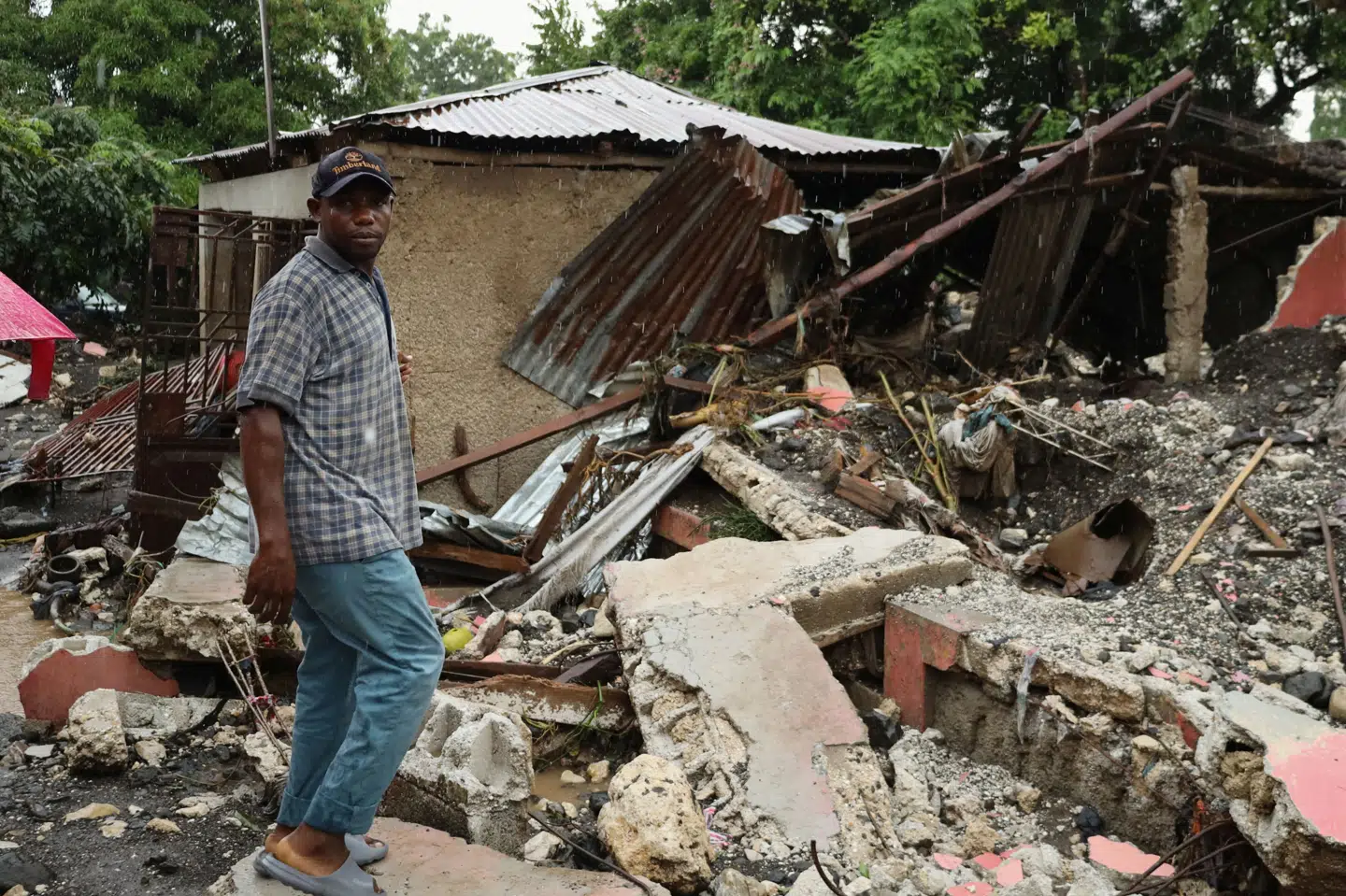 Billede fra torsdag i Petit Goave i Haiti. Her viser indbygger Jules Marcelin - som siger, at han har mistet to familiemedlemmer i oversvømmelserne fra orkanen Melissa - skaderne på sit hjem.
