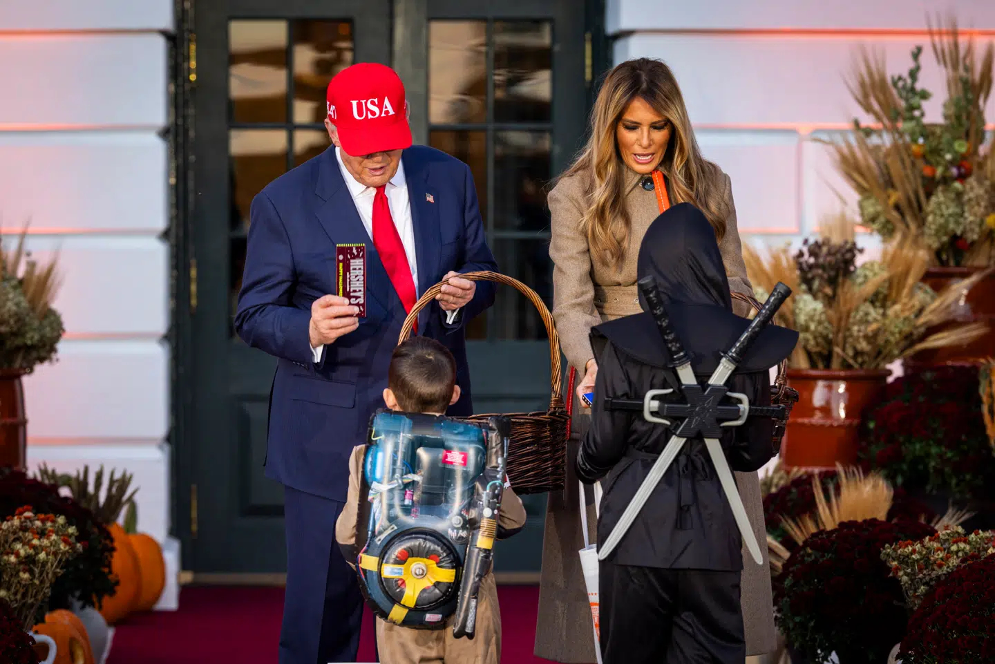 Den amerikanske præsident, Donald Trump, og hans hustru, Melania Trump, delte torsdag aften slik ud til børn i forbindelse med en halloween-fejring ved Det Hvide Hus.