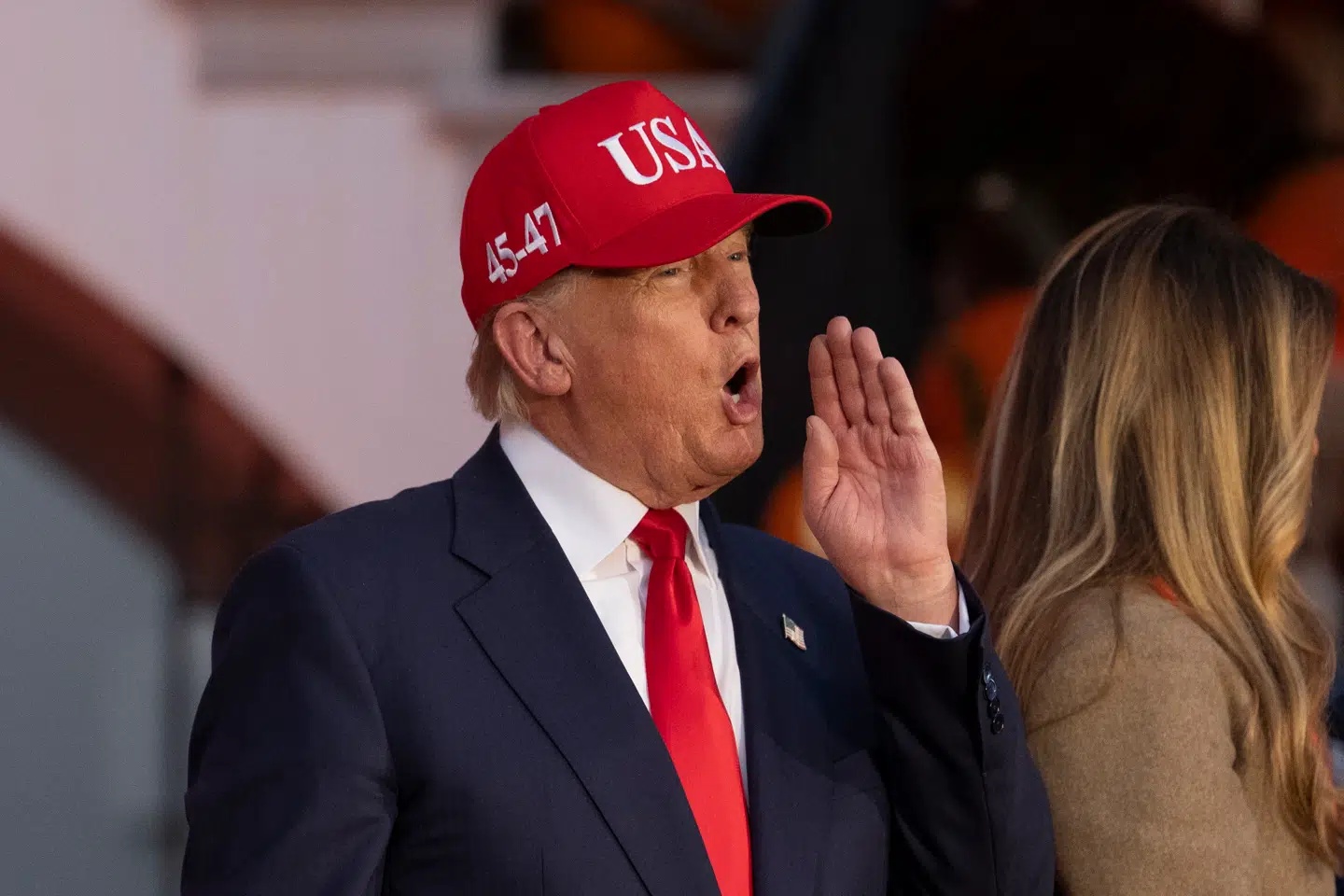 Den amerikanske præsident, Donald Trump, og hans hustru, Melania Trump, delte torsdag aften slik ud til børn i forbindelse med en halloween-fejring ved Det Hvide Hus.